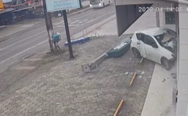 Carro fora de controle invade consultório (VÍDEO)