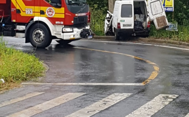 Acidente deixa uma pessoa presa às ferragens em Criciúma