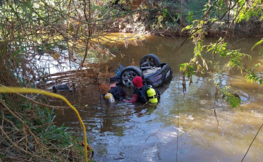 Ao fugir de uma blitz, condutor perde o controle de veículo e cai em rio com quatro crianças