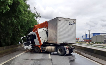 Itajaí: Acidente provoca filas extensas na BR-101 sentido Sul 