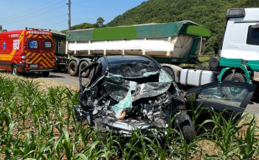 Homem morre em acidente envolvendo carro e caminhão na Rodovia SC-447