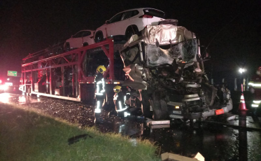 Homem fica ferido em acidente envolvendo caminhões na BR-101
