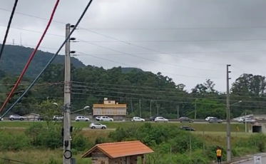 Acidente envolve três veículos e gera fila na BR-101 em Maracajá