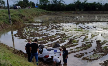 Saída de pista seguida de capotamento deixa idoso ferido em Forquilhinha