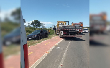 Idosa fica presa em veículo após colisão contra caminhão em Balneário Rincão