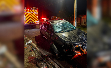Carro capota após atingir árvore e deixa duas mulheres feridas em Criciúma