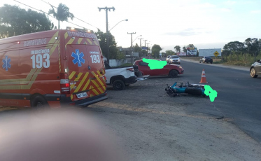 Motociclista é levado ao hospital após colisão entre carro e moto em Morro da Fumaça