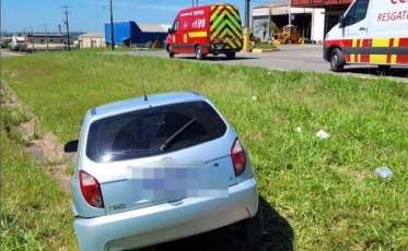 Carro sai da pista na BR-101 e duas pessoas são hospitalizadas em Sangão
