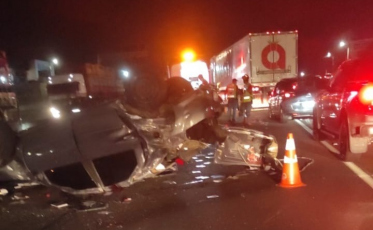 Capivari de Baixo: motorista capota carro e colide contra dois veículos na BR-101