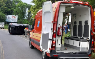 Carro sai da pista e capota na SC-443, em Içara