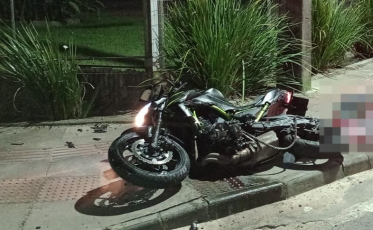 Motociclista de 19 anos morre após colidir contra muro em Tubarão