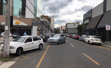 Colisão entre dois veículos é registrada no Centro de Criciúma