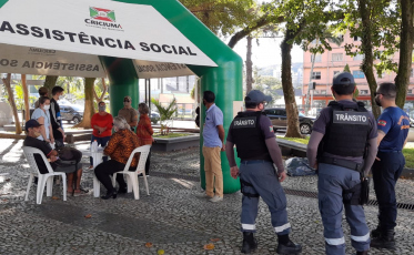 Moradores de rua recebem orientações em Criciúma