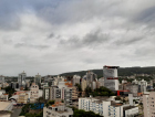 Garoa, temperatura agradável e o céu cinza permanecem até a sexta-feira