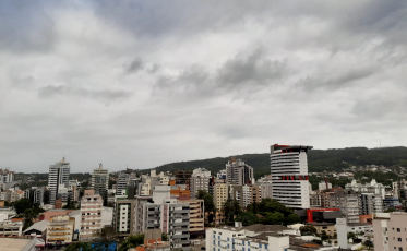 Garoa, temperatura agradável e o céu cinza permanecem até a sexta-feira