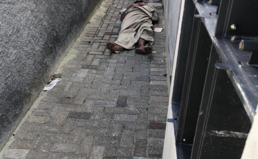 Obra abandonada em Criciúma vira ponto de drogas e de moradores de rua (FOTOS) 