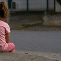 Mãe é presa após deixar filhos sem responsável em ponto de transporte escolar em SC