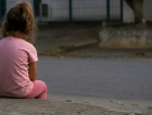 Mãe é presa após deixar filhos sem responsável em ponto de transporte escolar em Nova Veneza