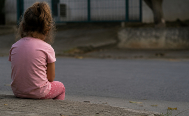 Mãe é presa após deixar filhos sem responsável em ponto de transporte escolar em SC