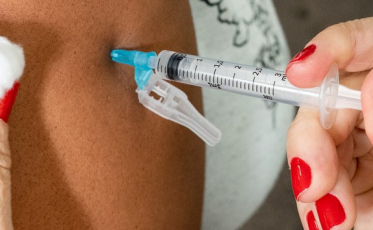 Mais de 400 mil catarinenses já receberam a vacina bivalente contra a Covid-19