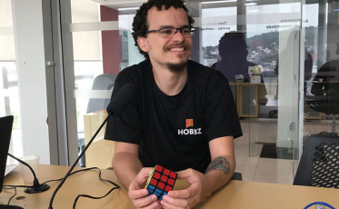 Referências em cubo mágico participam de competição neste fim de semana em Criciúma