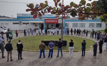 Profissionais que atual no Hospital Regional de Araranguá fazem protesto