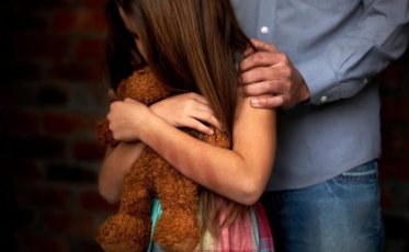 Padrasto que abusava de enteada enquanto ela dormia recebe pedido de prisão