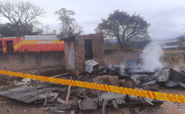 Casa é destruída por incêndio em Praia Grande