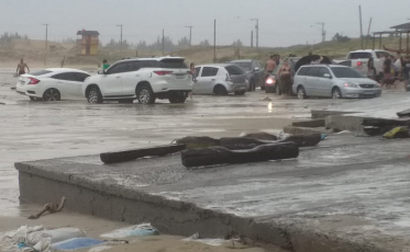 Tsunami meteorológico arrasta carros e embarcações em Laguna