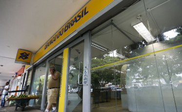 Agências bancárias voltam a ter expediente normal