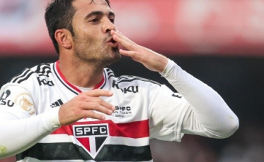 Eder fecha com o Criciúma