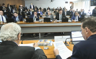 Senado avança com proposta que permite a servidores públicos federais terem MEI