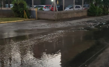Água invade a Avenida Centenário (VÍDEO)