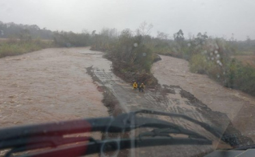 A ação dos bombeiros para salvar os trabalhadores ilhados