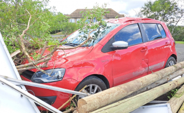 Rajada de vento arranca placas solares e atinge quatro veículos no Aguaí Santuário Ecológico 
