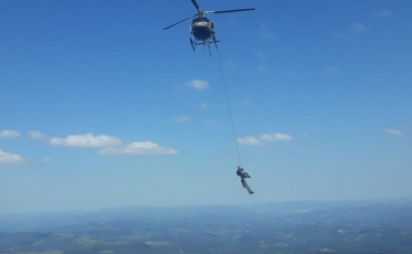 Alpinista morre e outro fica preso em paredão na Serra (VIDEO)