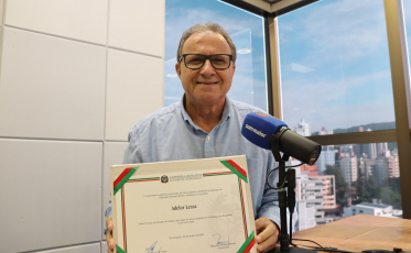 Adelor Lessa é homenageado pela Alesc pelos 50 anos de contribuição ao jornalismo