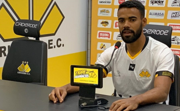 Adenilson, o primeiro volante que defende e ataca