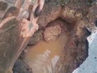 Morador alerta prefeitura sobre adutora que destruiu asfalto (VÍDEO)