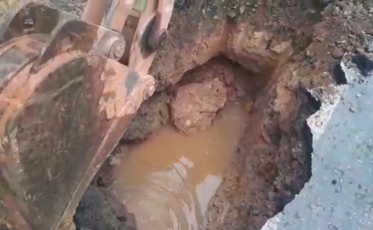Morador alerta prefeitura sobre adutora que destruiu asfalto (VÍDEO)
