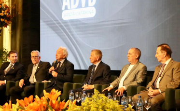 Zefiro Giassi recebe prêmio Personalidade de Vendas ADVB/SC 2023: 