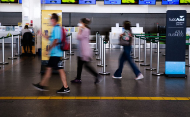 Anvisa retoma obrigatoriedade do uso de máscaras em aeroportos e aviões