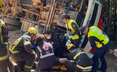 Caminhão capota e deixa homem ferido em Cocal do Sul