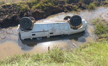 SC-445: Carro cai em vala e três crianças ficam em estado grave de afogamento