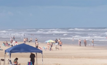 Banhista morre afogado em praia sem salva-vidas no Sul de SC