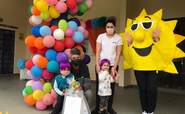 Entrega de Guias de Vivências nas creches da Afasc com toque especial