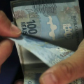 Trabalhadores nascidos em maio e junho já podem sacar o abono salarial