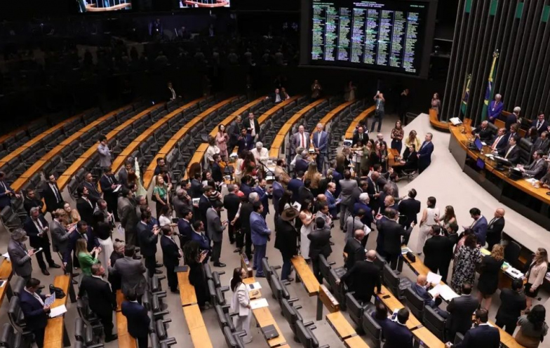 Congresso derruba veto de Lula e muda cálculo de penas de Bolsonaro e condenados do 8 de janeiro