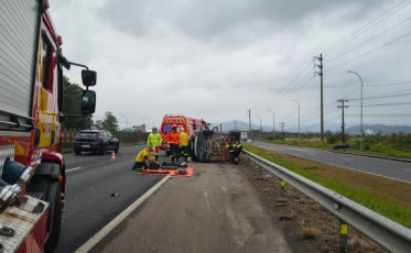 Capotamento na BR-101 em Tubarão assusta motoristas, mas todos os ocupantes escapam ilesos
