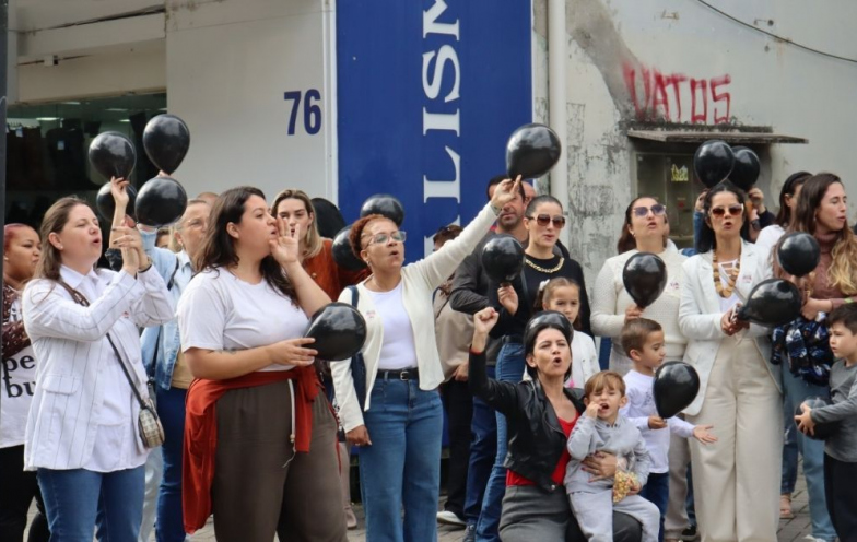 'Estamos com as professoras até o fim', dizem pais em protesto da Afasc